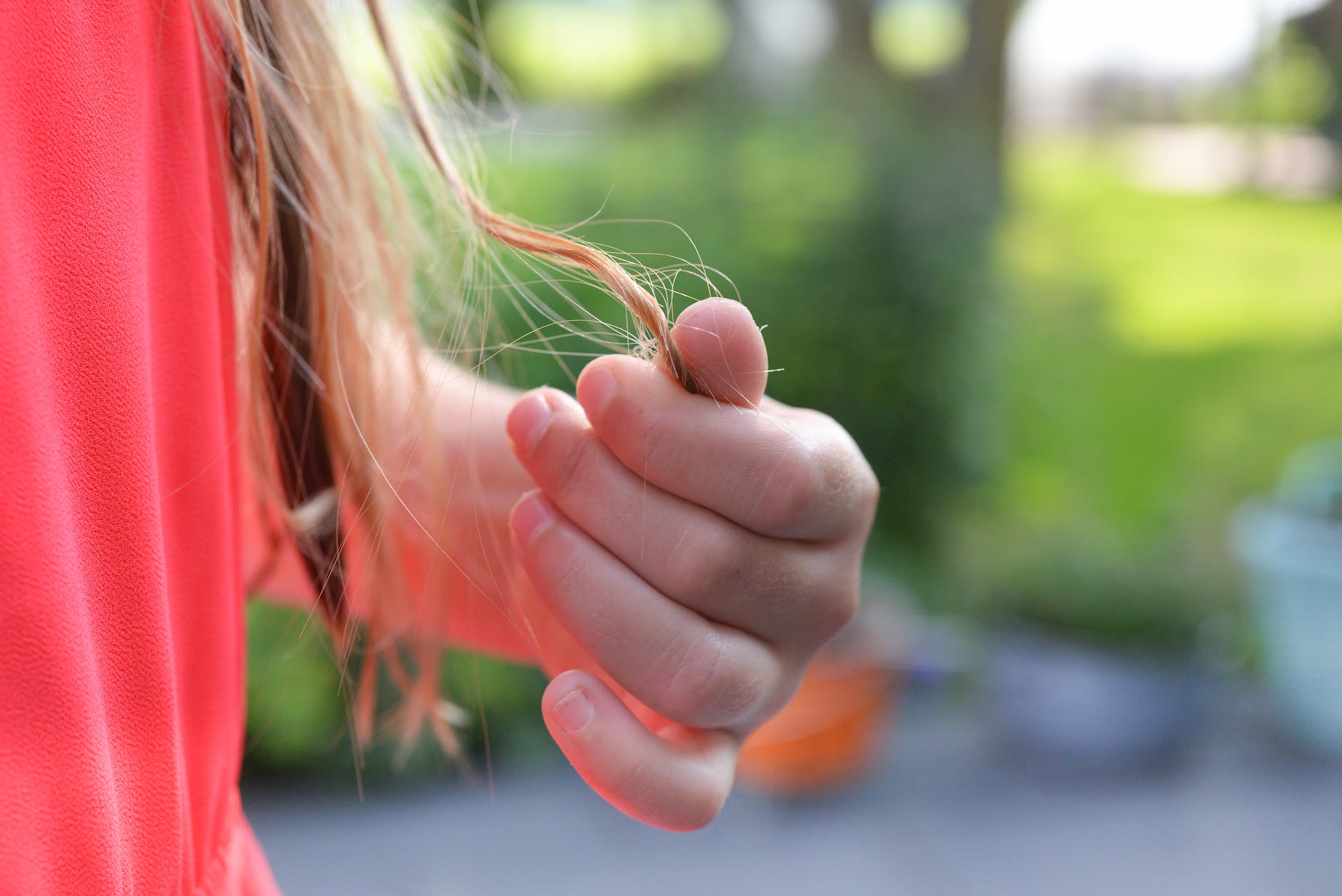 shallow focus photography of hand